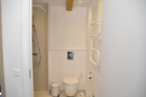 6 room with private bathroom